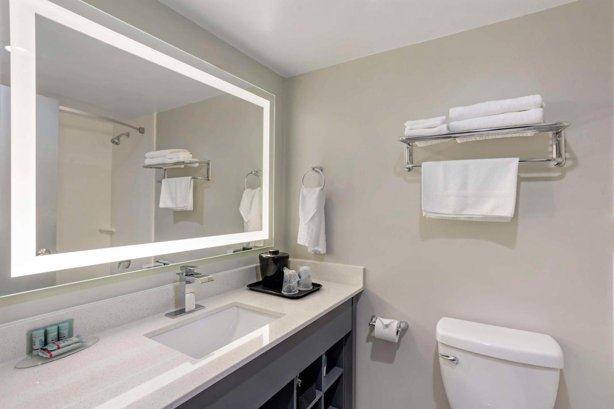 איסט ברונסוויק Best Western Rutgers University Hotel מראה חיצוני תמונה